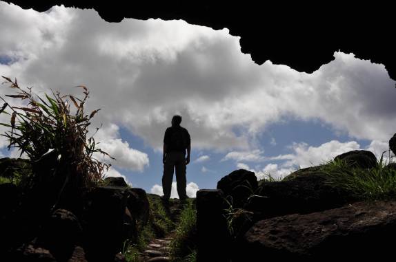 Uma caverna (ou 'Ana') que servia de moradia para os antigos habitantes de Rapa Nui (ou Ilha de Páscoa), território chileno no meio do Oceano Pacífico
